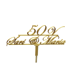 Paven 3d palvelu. Kultainen kakkukoriste, jossa lukee '50 V Sari & Maria' kaunokirjoituksella. Kuvaaja Studio Michael.